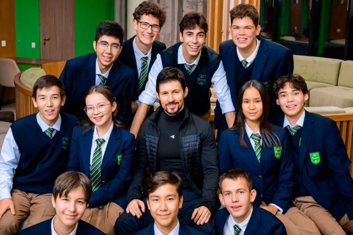 Павел Дуров встретился с казахстанскими школьниками из аулов