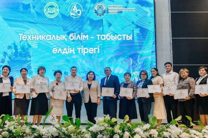 Лучшие преподаватели и мастера колледжей Атырау получили награды