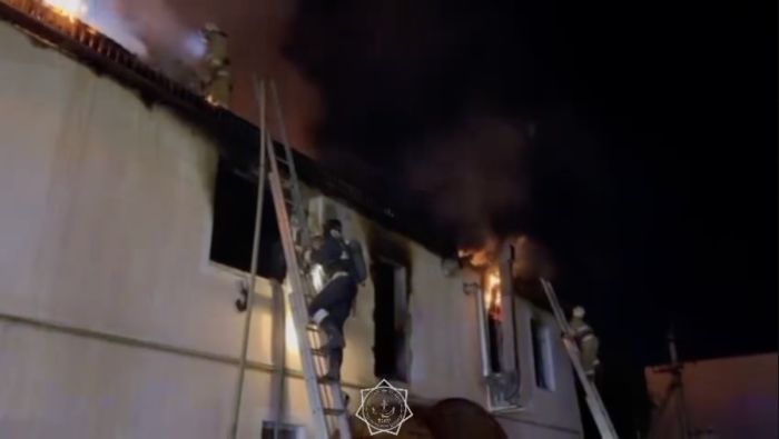 Пожар в Атырау: в Геологе загорелась крыша ресторана