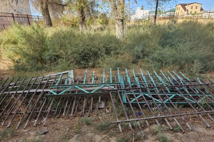 Парк буровиков в Кульсары зарастает сорняками