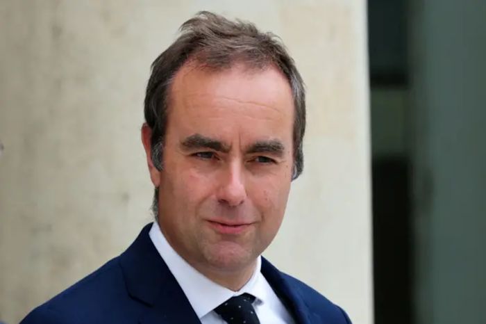 Менее месяца у власти: премьер Франции Себастьен Лекорню подал в отставку