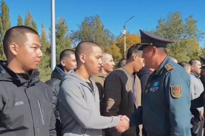 В Атырау прошли торжественные проводы призывников в десантно-штурмовые войска