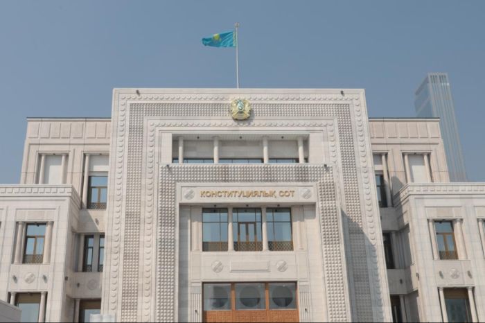 КС проверит норму об увольнении за коррупционное преступление в квазигоссектор​е