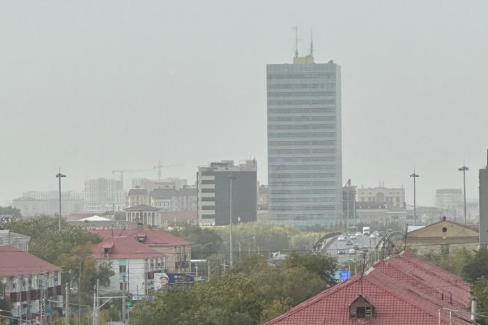 Белая пыль с обнажённого дна Каспия дошла до Атырау