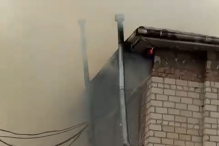 В Макатском районе горела крыша трёхэтажного дома