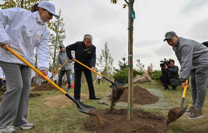 Токаев посадил деревья в Ботаническом саду Астаны