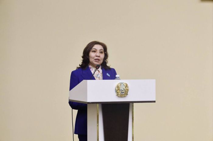 Всего два закона были написаны на казахском языке за 34 года - сенатор