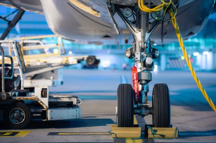 Пожар на взлётной полосе: у борта Qazaq Air вспыхнуло колесо в Костанае