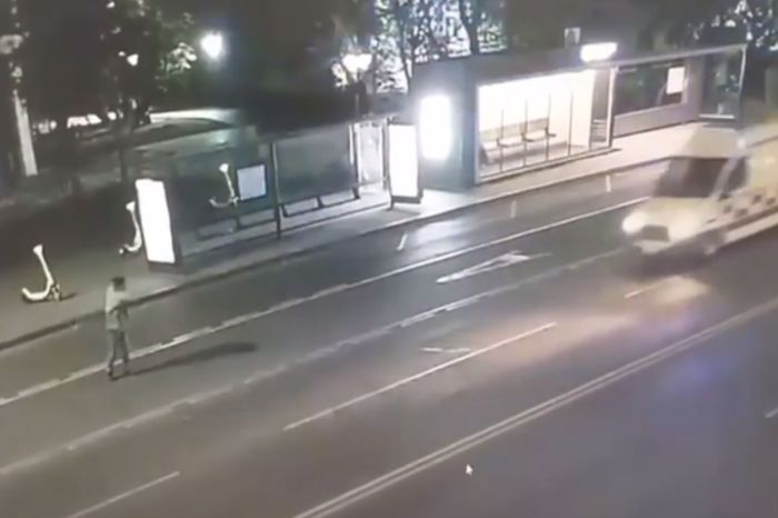 В Астане пьяный мужчина разбил стекло машины скорой помощи