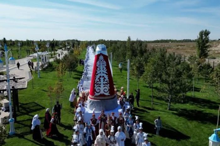 Самое большое саукеле из Туркестана вошло в Книгу рекордов Казахстана