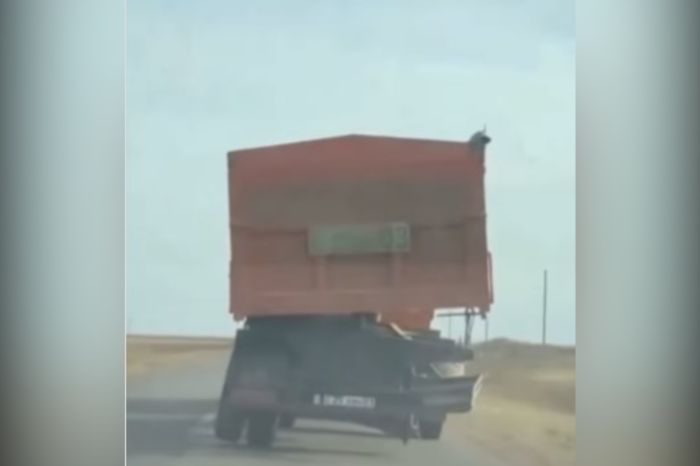 Как в кино: в Акмолинской области КамАЗ ехал по трассе с оторванным колесом