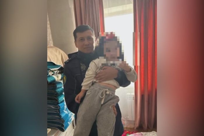 «Сейчас найдём маму, откроем дверь»: в Атырау участковый спас 4-летнюю девочку от падения с высоты