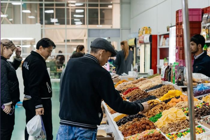 В Атырау проходит ночная ярмарка «Ночь скидок» в честь Дня Республики