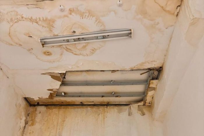 «Как принимать пациентов в таких условиях?» — жители Махамбета жалуются на состояние поликлиники