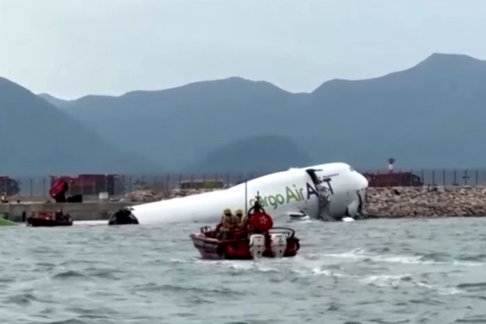 ЧП в Гонконге: Boeing выкатился за пределы полосы, погибли сотрудники СБ