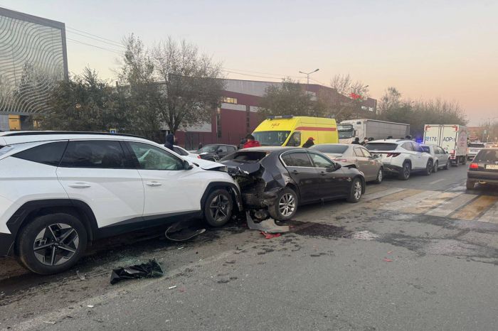 В Семее произошло массовое ДТП: пострадали два водителя