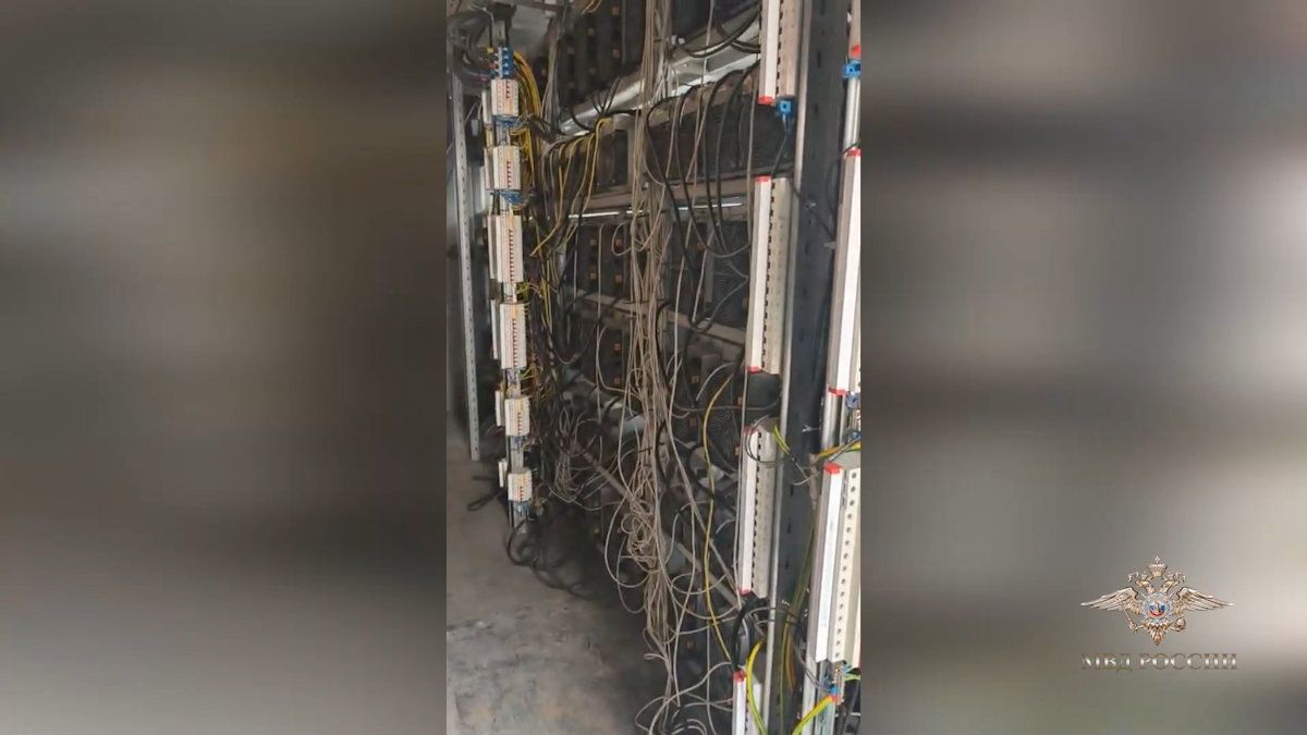 нелегальная майнинг-ферма, стоп-кадр видео нелегальная майнинг-ферма, стоп-кадр видео