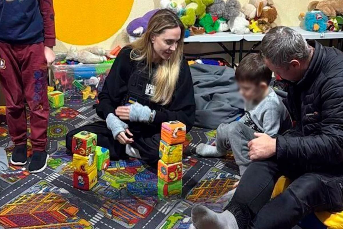 Анджелина Джоли в Херсоне, 5 ноября 2025 года (Фото: oleksiihoncharenko / Telegram) Анджелина Джоли в Херсоне, 5 ноября 2025 года (Фото: oleksiihoncharenko / Telegram)