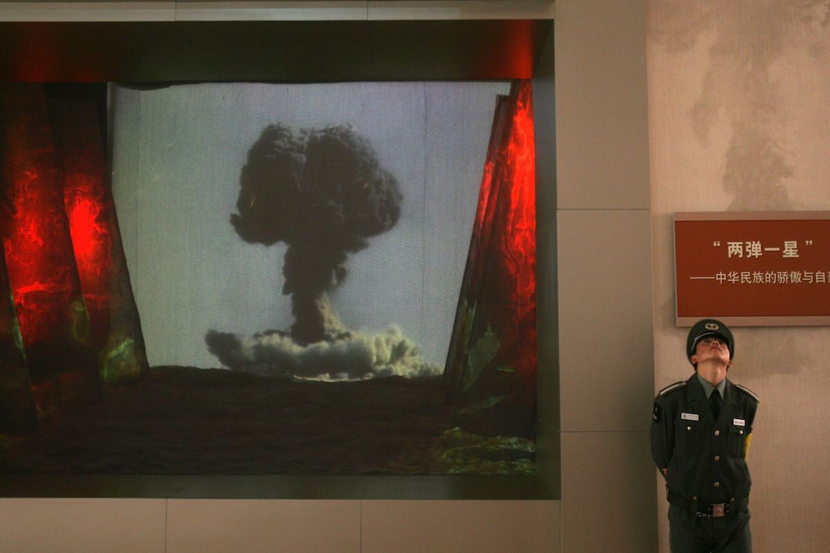 Видеоролик об исследованиях атомной и водородной бомбы в Китае в Военном музее Китайской народной революции в Пекине в 2007 году / фото China Photos / Getty Images