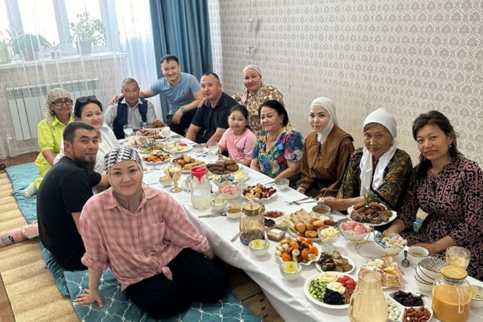 «Любовь сильнее крови»: как Хасановы из Индерского района подарили сиротам будущее