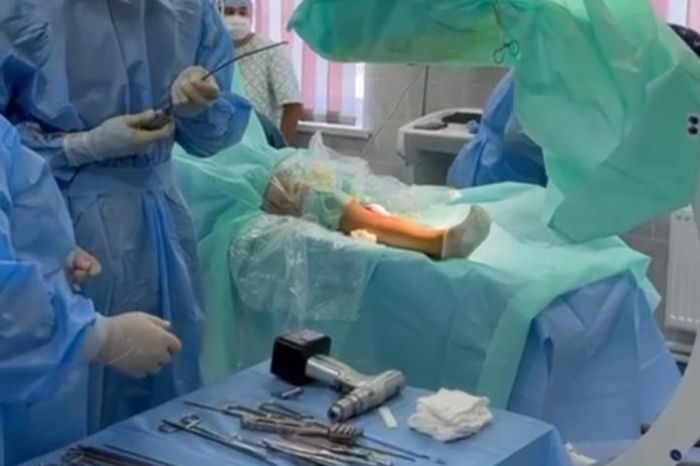 Врачи Жылыойской больницы провели первую сложную операцию