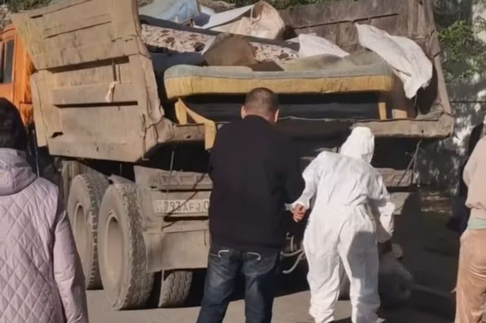 В Атырау нашли квартиру, полную мусора и тараканов