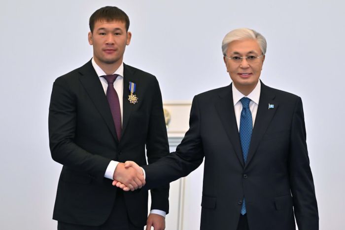 Боец UFC Шавкат Рахмонов получил орден из рук президента