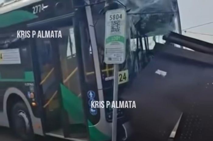 Автобус врезался в остановку в Алматы: двое пострадавших