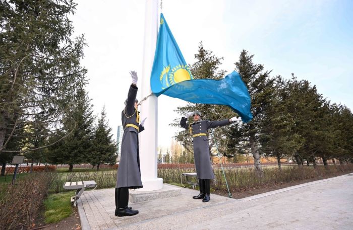 Перед Акордой подняли Государственный флаг