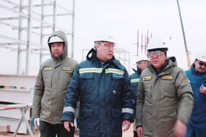 Руководство QazaqGaz проверило строительство ГПЗ на Кашагане