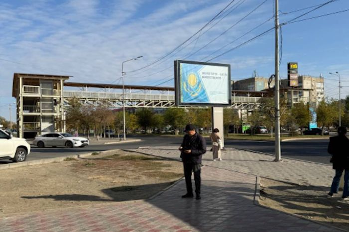 Лифт на пешеходном мосту в Атырау вышел из строя