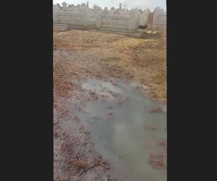 В Атырау рядом с кладбищем выливают септик