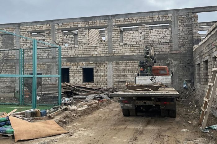 В Индерском районе строят новую пристройку к школе