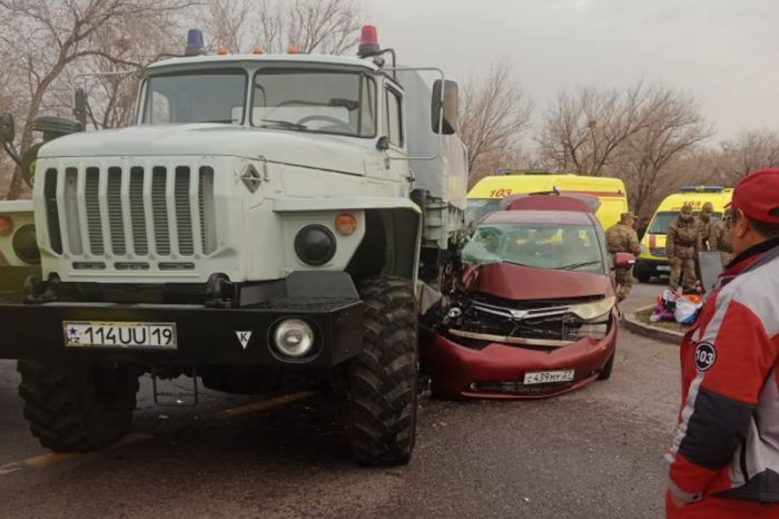 Российский автомобиль врезался в военный грузовик в Казахстане: есть пострадавший