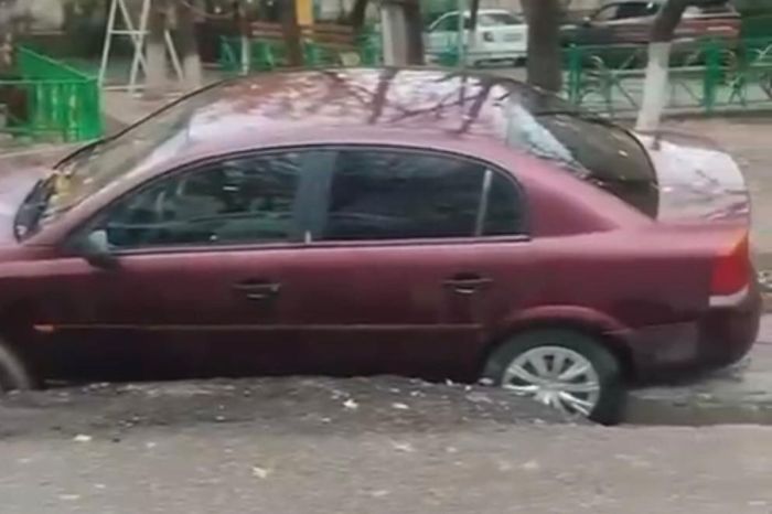Шымкент в ямах: четыре автомобиля провалились после ремонта дороги