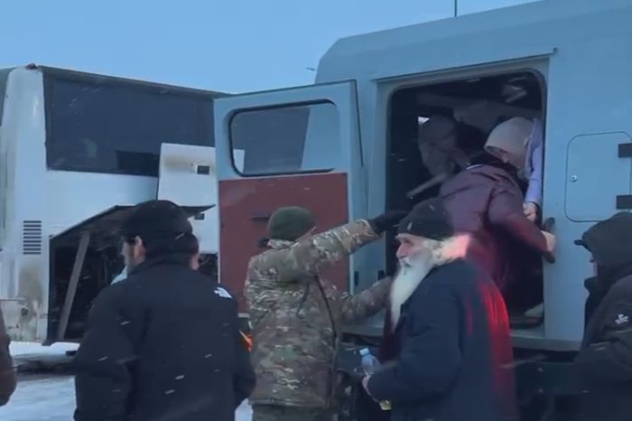 53 граждан Таджикистана спасли на дороге в Казахстане