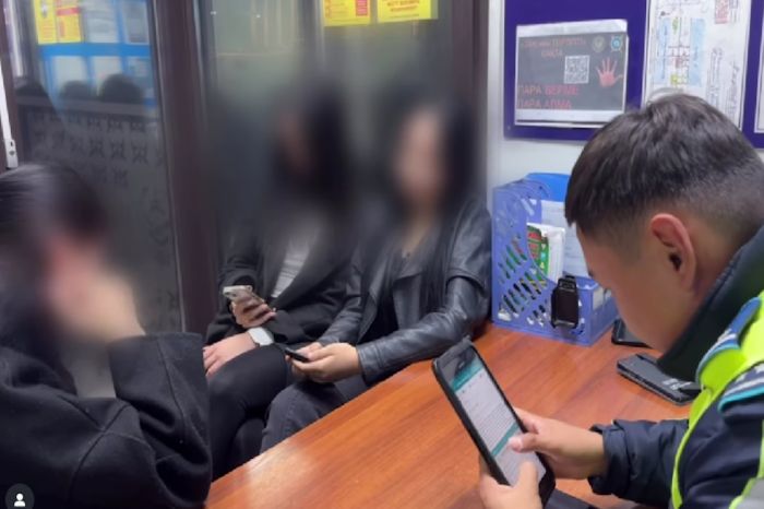 Записали рилс — получили штраф: в Семее наказали танцевавших на дороге девушек