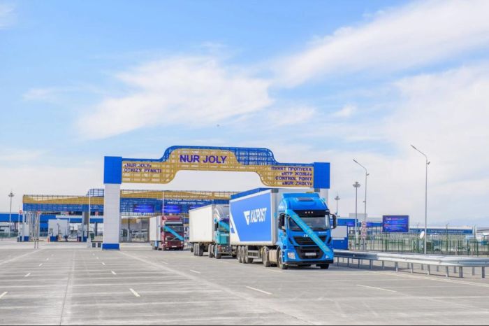 ​«Это временно»: на казахстанско-китайской границе застряли 1,5 тысячи грузовиков