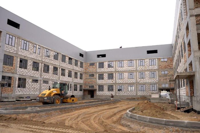В Атырау возводят трёхэтажную поликлинику: завершено 60% работ