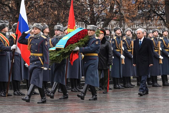 Токаев возложил цветы к памятнику-мемориалу «Могила неизвестного солдата»