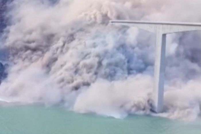 В Китае обрушился новый мост на пути в Тибет