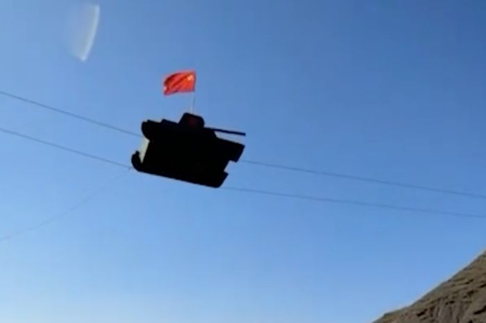 Танк пересек пропасть по канатам в Дагестане