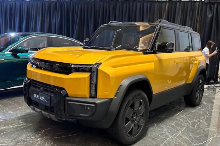 Автомобиль Chery едва не сорвался в пропасть на съемках рекламы