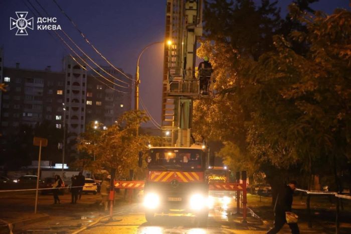 Зеленский: обломки ракеты повредили посольство Азербайджана в Киеве