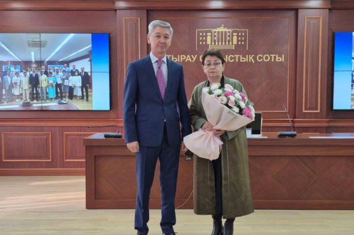 Судью Атырауского областного суда проводили в почётную отставку