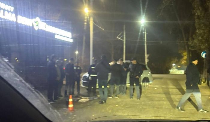 Полицейский задержан при получении взятки в Алматы