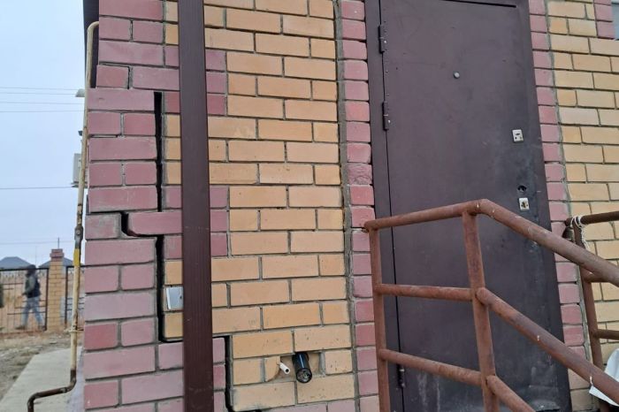 Построенные по «Нұрлы жер» дома начали рушиться: жители требуют действий