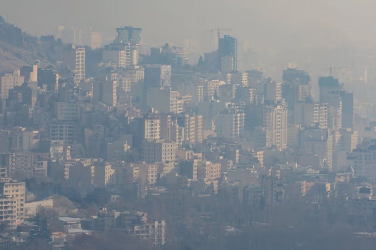 Тегеран, укрытый густым туманом, который особенно сильно окутывает столицу Ирана осенью, ноябрь 2024 года/фото Iranintl.com.