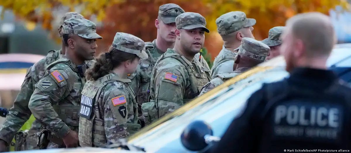 У места нападения на двух нацгвардейцев в Вашингтоне/Фото: Mark Schiefelbein/AP Photo/picture alliance