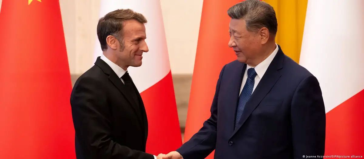 Эмманюэль Макрон и Си Цзиньпин в Пекине/Фото: Jeanne Accorsini/SIPA/picture alliance